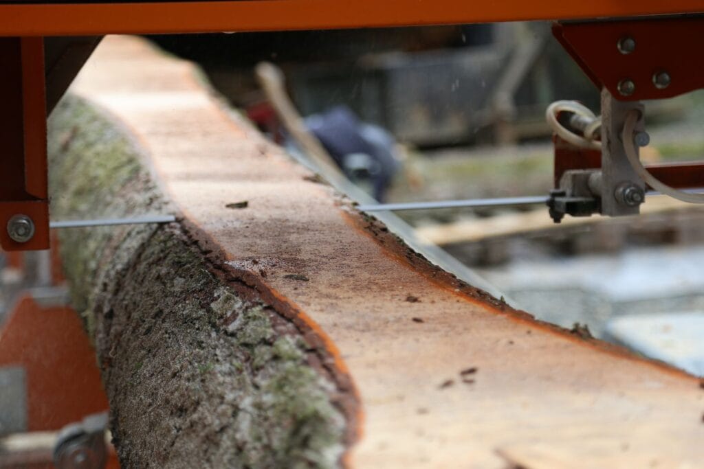 tartak mobilny podczas przecierania kłody na deski