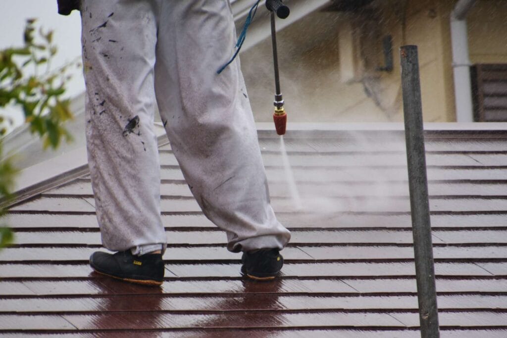 Czyszczenie dachu przed malowaniem